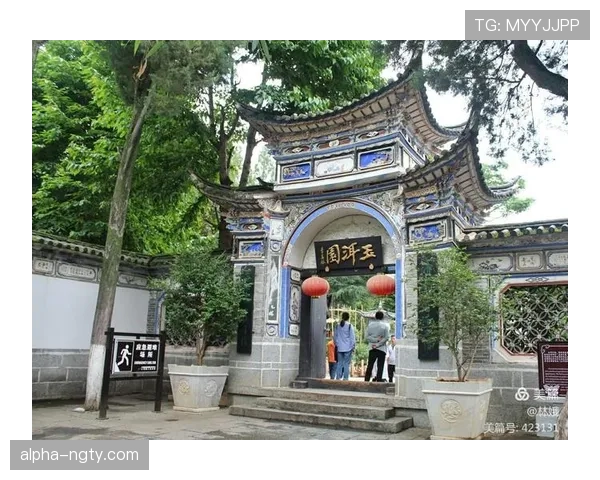 小区群炸了，莱万多夫斯基家门口的车比街心花园还多