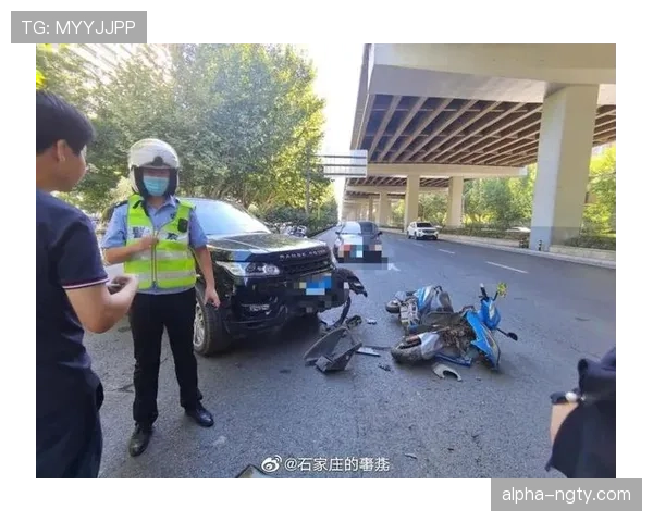 石智勇抱着外卖穿过一排豪车，画面像是两个世界撞了个满怀